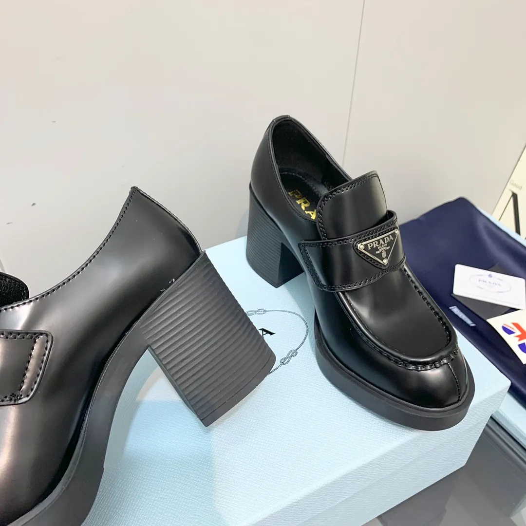 👟👟Ex-factory price p520👟👟, 👟👟Ex-factory price prada Prada 2022 autumn and winter high-heeled loafers, classic triangular logo loafers, high-heeled style. The slightly wide shoe shape is matched with the thick high-heeled shape, which is very coordinated and does not feel clumsy at all. Moreover, the one-piece sole is as comfortable as a sports shoe. You can immediately increase your height by 7.5cm after wearing it. A must-have item that combines both beauty and comfort! The upper is made of imported cowhide (open-edge beaded cowhide, cow patent leather) and the lining is lambskin!